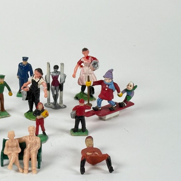 Vintage HO Scale 35+ Miniature Platform Figures People Scene Accessories - Picture 7 of 11